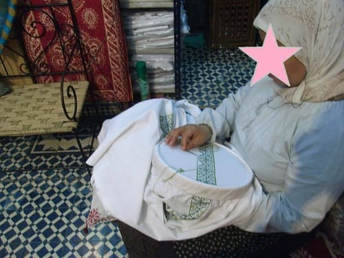 モロッコ刺繍をする人